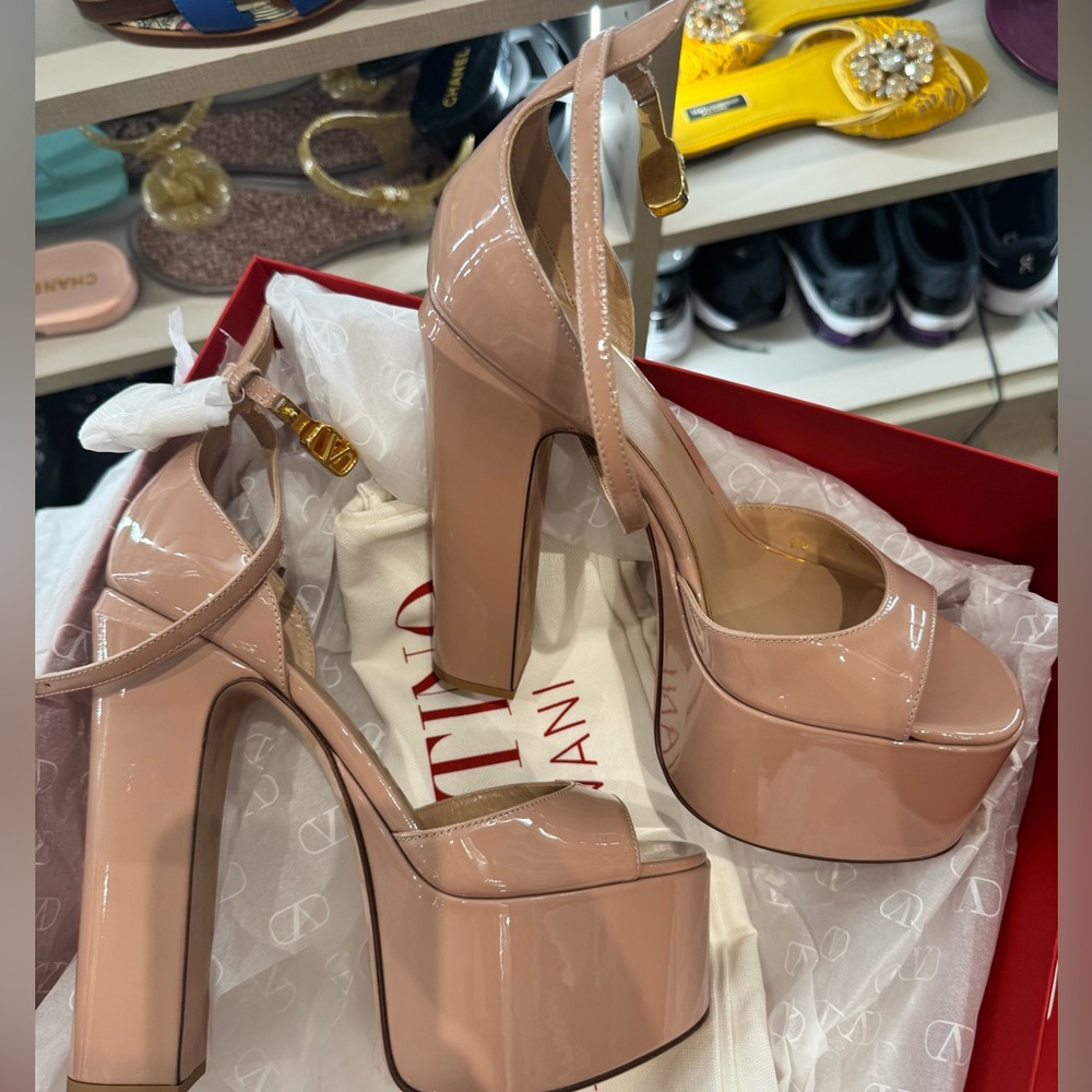 SOLD ! Valentino Women's Blush Pink Platform Heels